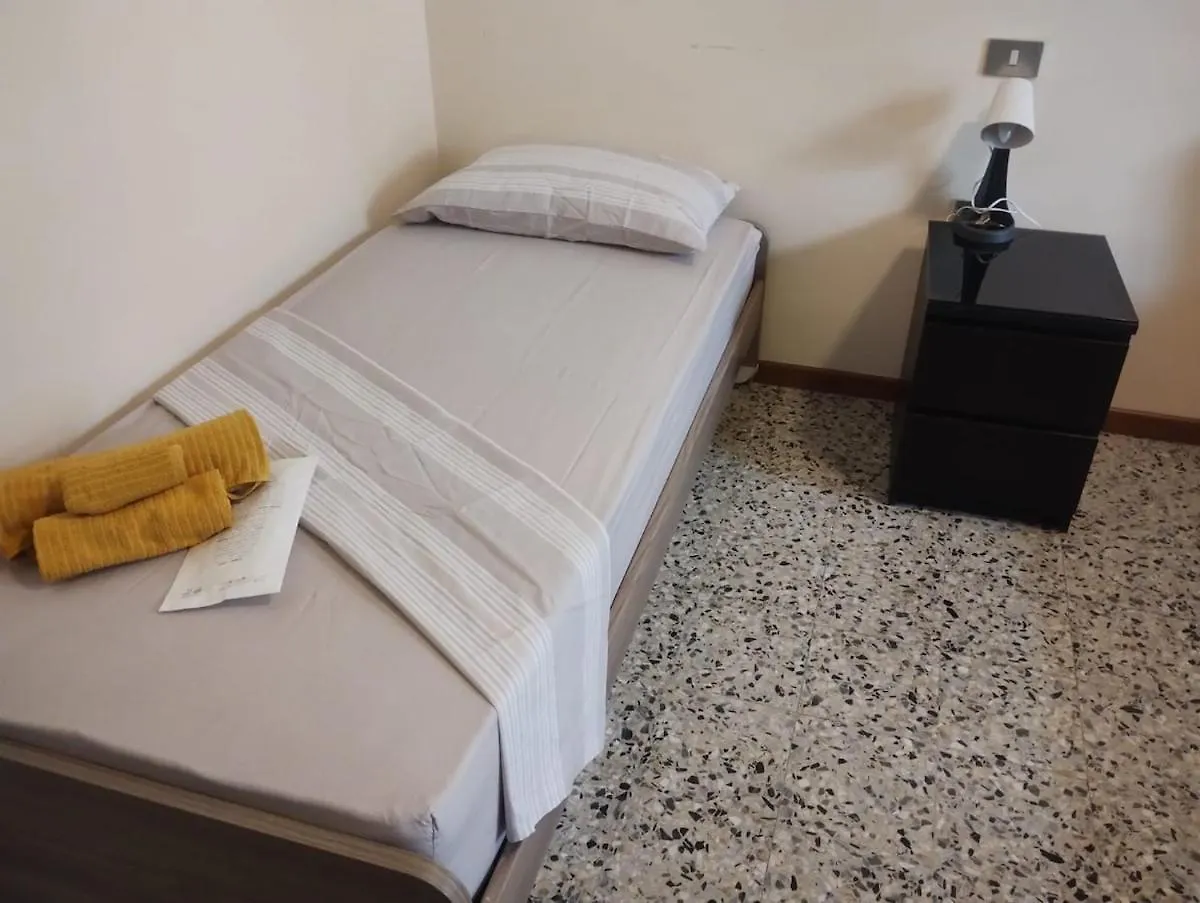 Room&Board 2 Bedrooms Up To 7 Beds 1 Bathroom Voghera Apartment